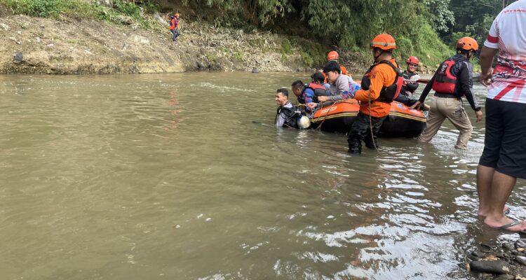 Tim penyelam BPBD Kota Bogor saat melakukan pencarian terhadap korban tenggelam dan hanyut di Sungai Cisadane Bogor, Foto/Adi Wirman
