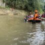 Tim penyelam BPBD Kota Bogor saat melakukan pencarian terhadap korban tenggelam dan hanyut di Sungai Cisadane Bogor, Foto/Adi Wirman