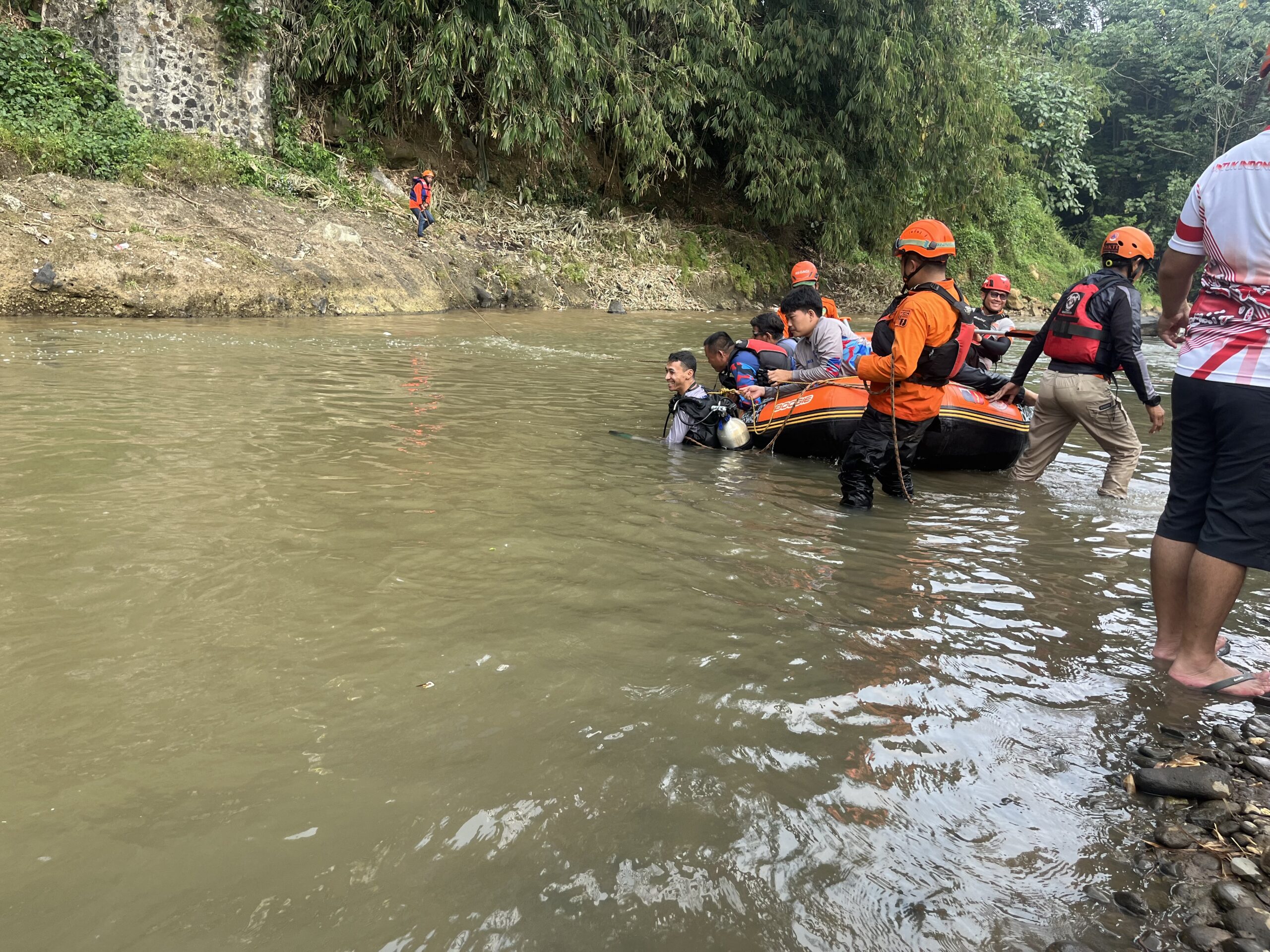 Tim penyelam BPBD Kota Bogor saat melakukan pencarian terhadap korban tenggelam dan hanyut di Sungai Cisadane Bogor, Foto/Adi Wirman