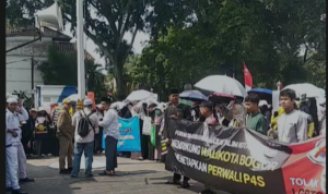 sejumlah masyarakat yang melakukan aksi demontarasi di Balaikota Bogor, Foto/Isitmewa