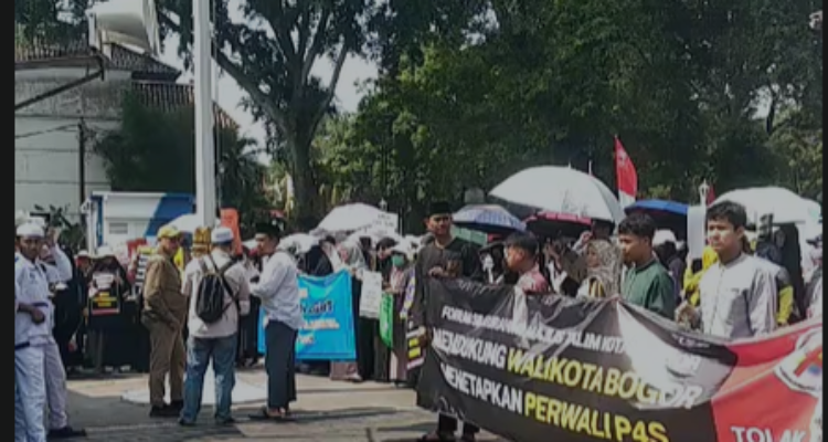 sejumlah masyarakat yang melakukan aksi demontarasi di Balaikota Bogor, Foto/Isitmewa