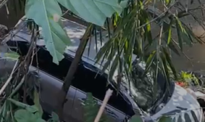 Mobil Gocar terperosok ke sungai di Jalan Raya Cilebut, Sukaresmi, Kota Bogor, Foto/Isitmewa