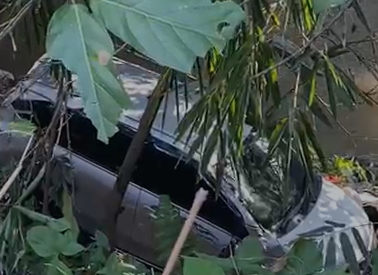 Mobil Gocar terperosok ke sungai di Jalan Raya Cilebut, Sukaresmi, Kota Bogor, Foto/Isitmewa