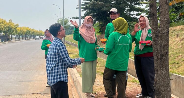 BRI Cabang Bekasi Harapan Indah membagikan nasi box kepada masyarakat sekitar kantor., Foto/Isitimewa
