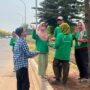 BRI Cabang Bekasi Harapan Indah membagikan nasi box kepada masyarakat sekitar kantor., Foto/Isitimewa