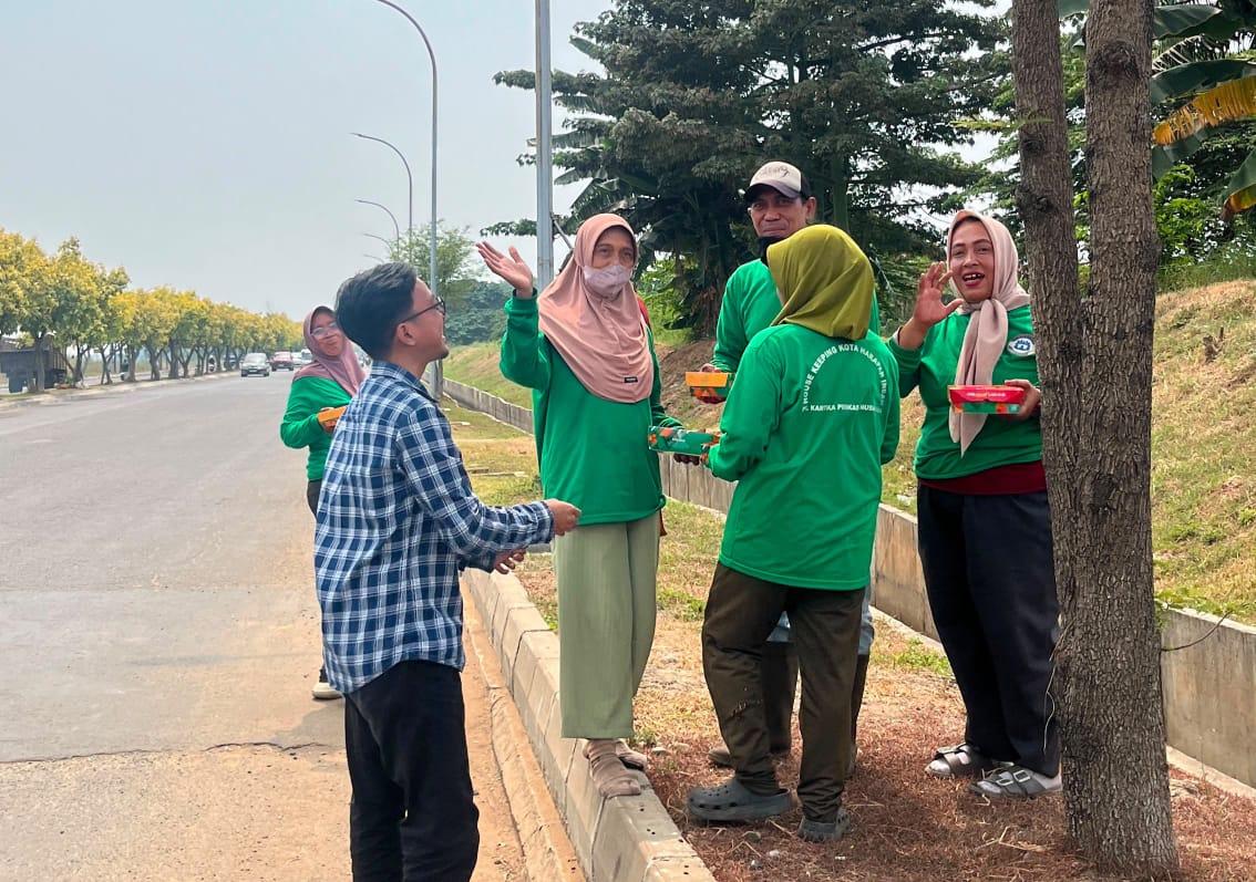 BRI Cabang Bekasi Harapan Indah membagikan nasi box kepada masyarakat sekitar kantor., Foto/Isitimewa