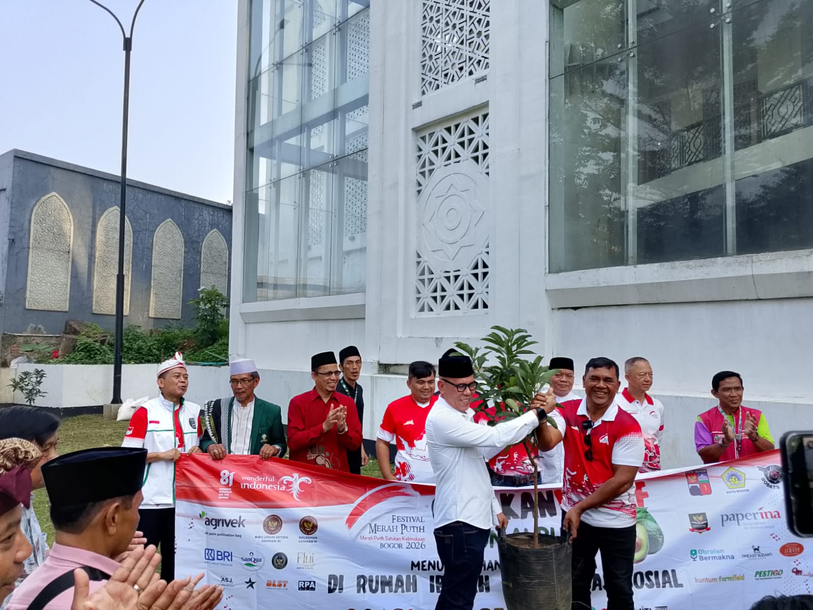 Penanaman Pohon alpukat di Masjid Agung Bogor, Foto/Isitmewa