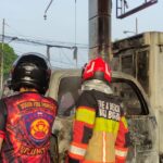 Damlkar Kota Bogor saat memadamkan angkot yang terbakar di SPBU Cilendek Bogoir, Foto/Isitmewa