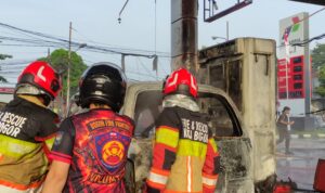 Damlkar Kota Bogor saat memadamkan angkot yang terbakar di SPBU Cilendek Bogoir, Foto/Isitmewa