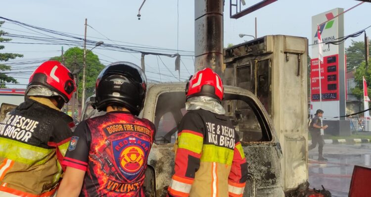 Damlkar Kota Bogor saat memadamkan angkot yang terbakar di SPBU Cilendek Bogoir, Foto/Isitmewa