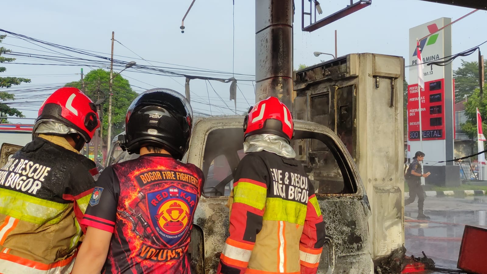 Damlkar Kota Bogor saat memadamkan angkot yang terbakar di SPBU Cilendek Bogoir, Foto/Isitmewa