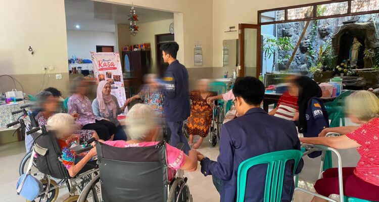 s tim Program Kreativitas Mahasiswa Pengabdian kepada Masyarakat (PKM-PM) IPB University dari tim MENYALA PANTIKU di Panti Wredha Kamilus (PWK) Bogor., Foto/Isitimewa
