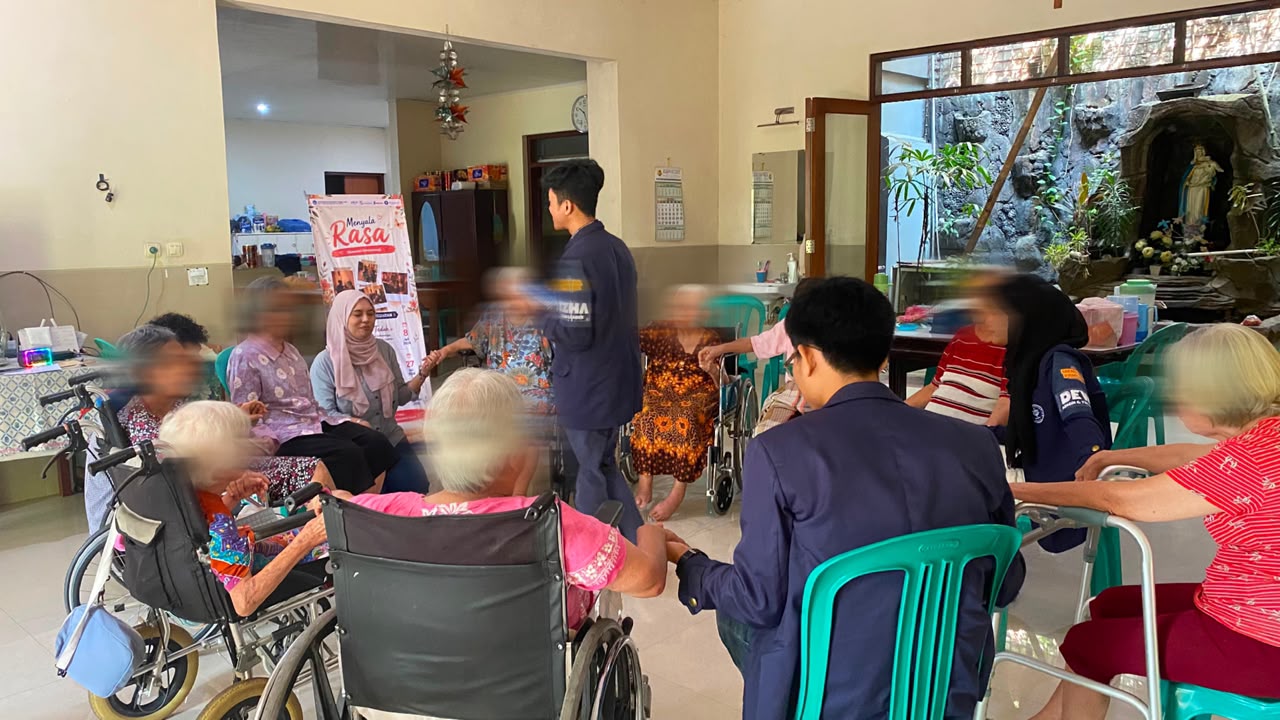 s tim Program Kreativitas Mahasiswa Pengabdian kepada Masyarakat (PKM-PM) IPB University dari tim MENYALA PANTIKU di Panti Wredha Kamilus (PWK) Bogor., Foto/Isitimewa