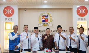 Foto bersama Ketua DPRD Kota Bogor, Adityawarman Adil bersama pengurus GMKB, Foto/Setwan DPRD Kota Bogor