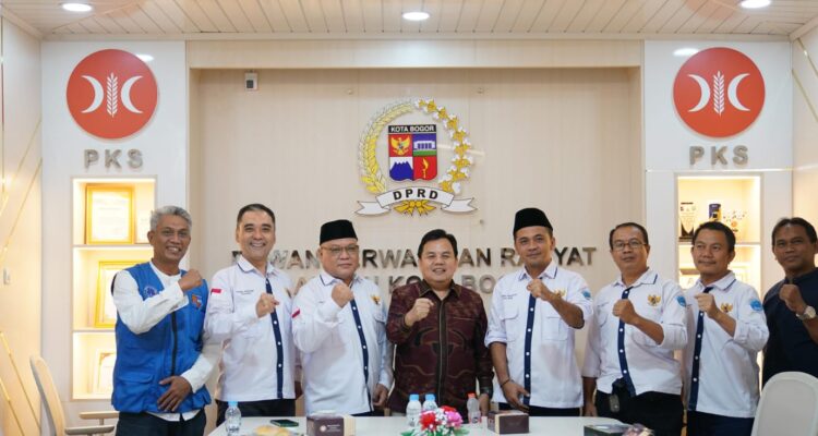 Foto bersama Ketua DPRD Kota Bogor, Adityawarman Adil bersama pengurus GMKB, Foto/Setwan DPRD Kota Bogor
