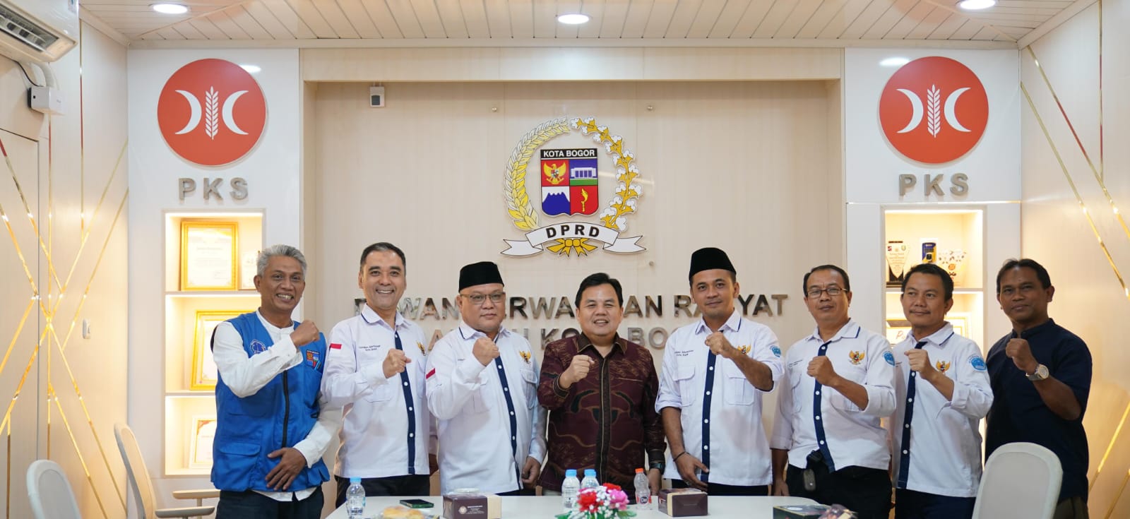 Foto bersama Ketua DPRD Kota Bogor, Adityawarman Adil bersama pengurus GMKB, Foto/Setwan DPRD Kota Bogor