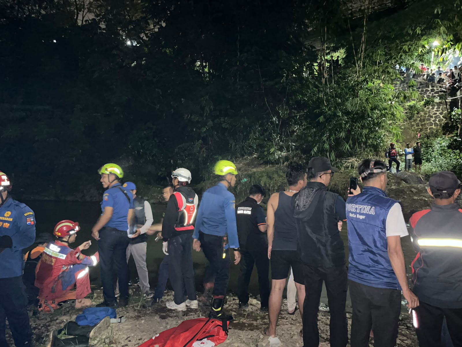 Proses pencairan Aparatur Sipil Negara (ASN) yang bertugas di Dinas Arsip dan Perpustakaan (Diarpus) Pemerintah Kota Bogor, berinisial B (36) yang diduga hanyut, Foto/Isitmewa