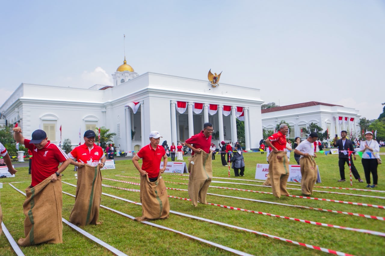 Wali Kota Bogor, Dedie A Rachim saar mengikuti perlombaan balap karung di Istana Bogor dalam rangka hut RI ke 81, Foto/Diskominfo Kota Bogor