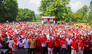 Foto bersama Wali Kota Bigir Dedie A Rcahim bersama warga dalam rangka Hut RI ke 81 di Istana Bogor, Foto/Isitmewa