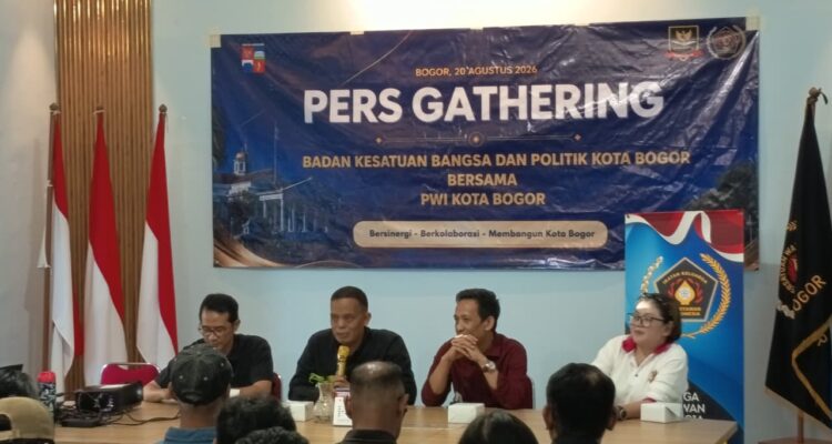Kepala Kesbangpol saat berdiskusi dengan PWI KOta Bogor, Foto/Maya Melina