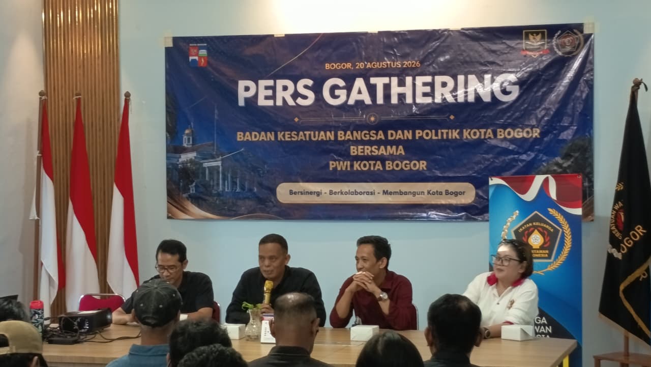 Kepala Kesbangpol saat berdiskusi dengan PWI KOta Bogor, Foto/Maya Melina