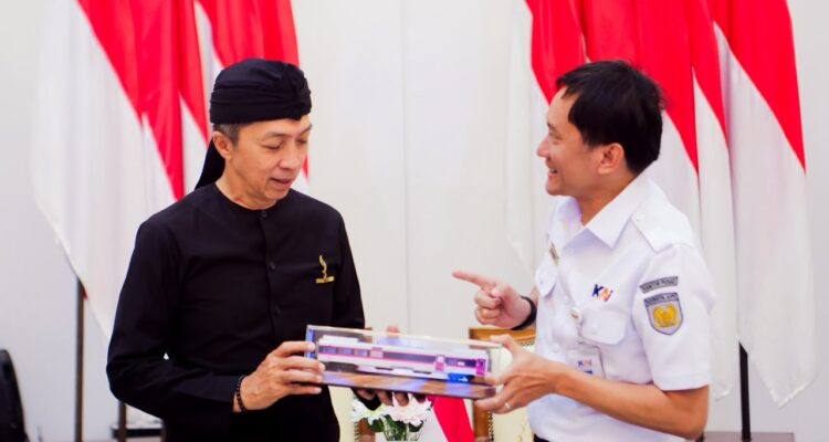 Wali Kota Bogor, Dedie A. Rachim bersama j Direktur Utama PT KAI (Persero), Bobby Rasyidin, Foto/Diskominfo Kota Bogor