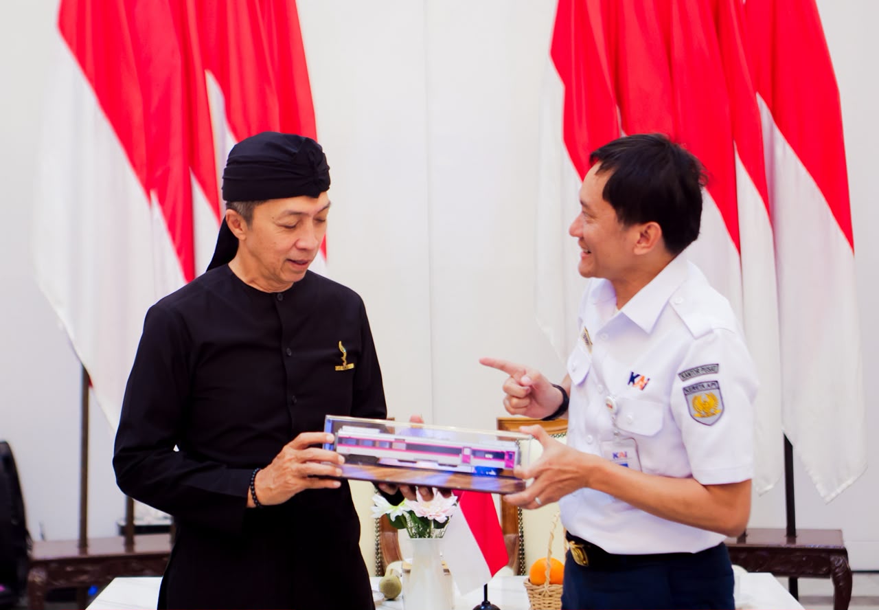 Wali Kota Bogor, Dedie A. Rachim bersama j Direktur Utama PT KAI (Persero), Bobby Rasyidin, Foto/Diskominfo Kota Bogor