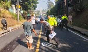 Polisi saat melakukan oalh kejadian perkara kecelakaan di Puncak Bogor, Foto/Istimewa