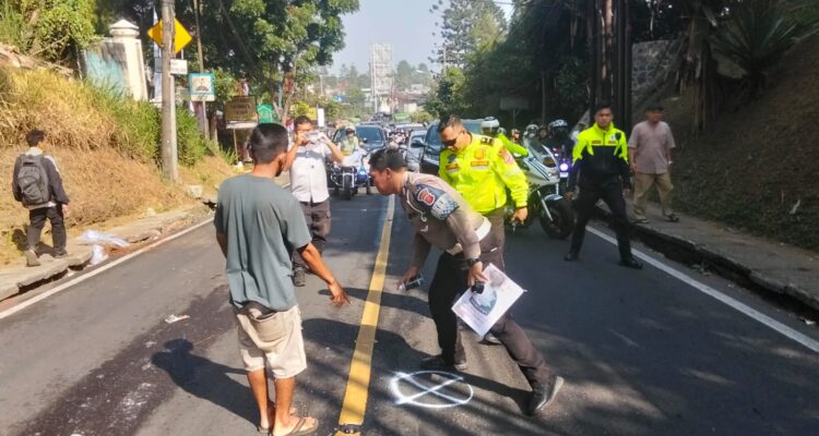 Polisi saat melakukan oalh kejadian perkara kecelakaan di Puncak Bogor, Foto/Istimewa