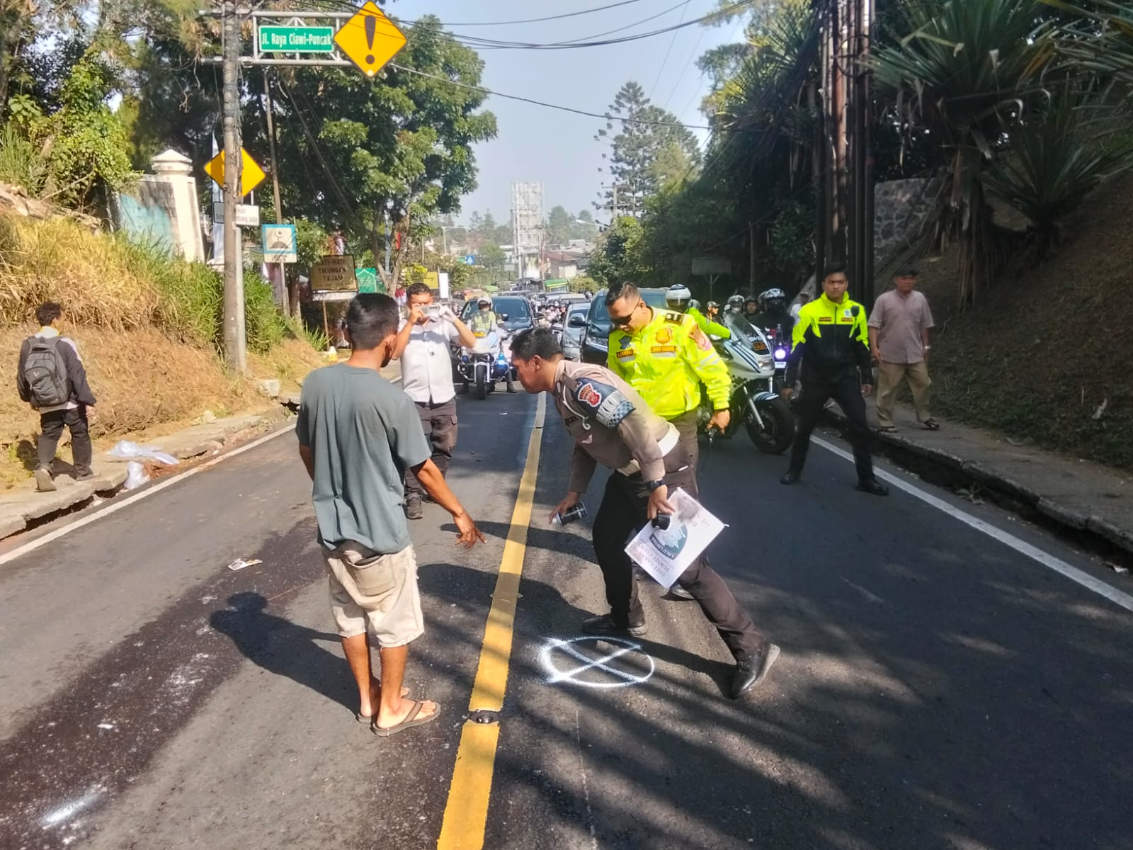 Polisi saat melakukan oalh kejadian perkara kecelakaan di Puncak Bogor, Foto/Istimewa