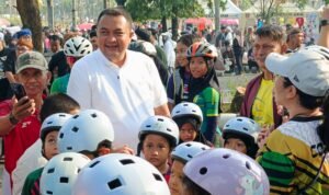 Bupati Bogor, Rudy Susmanto saat menyapa anak-anak di CFD, Foto/Diskominfo Kabupaten Bogor Bupati Bogor, Rudy Susmanto saat menyapa anak-anak di CFD, Foto/Diskominfo Kabupaten Bogor