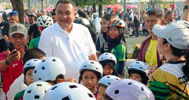 Bupati Bogor, Rudy Susmanto saat menyapa anak-anak di CFD, Foto/Diskominfo Kabupaten Bogor