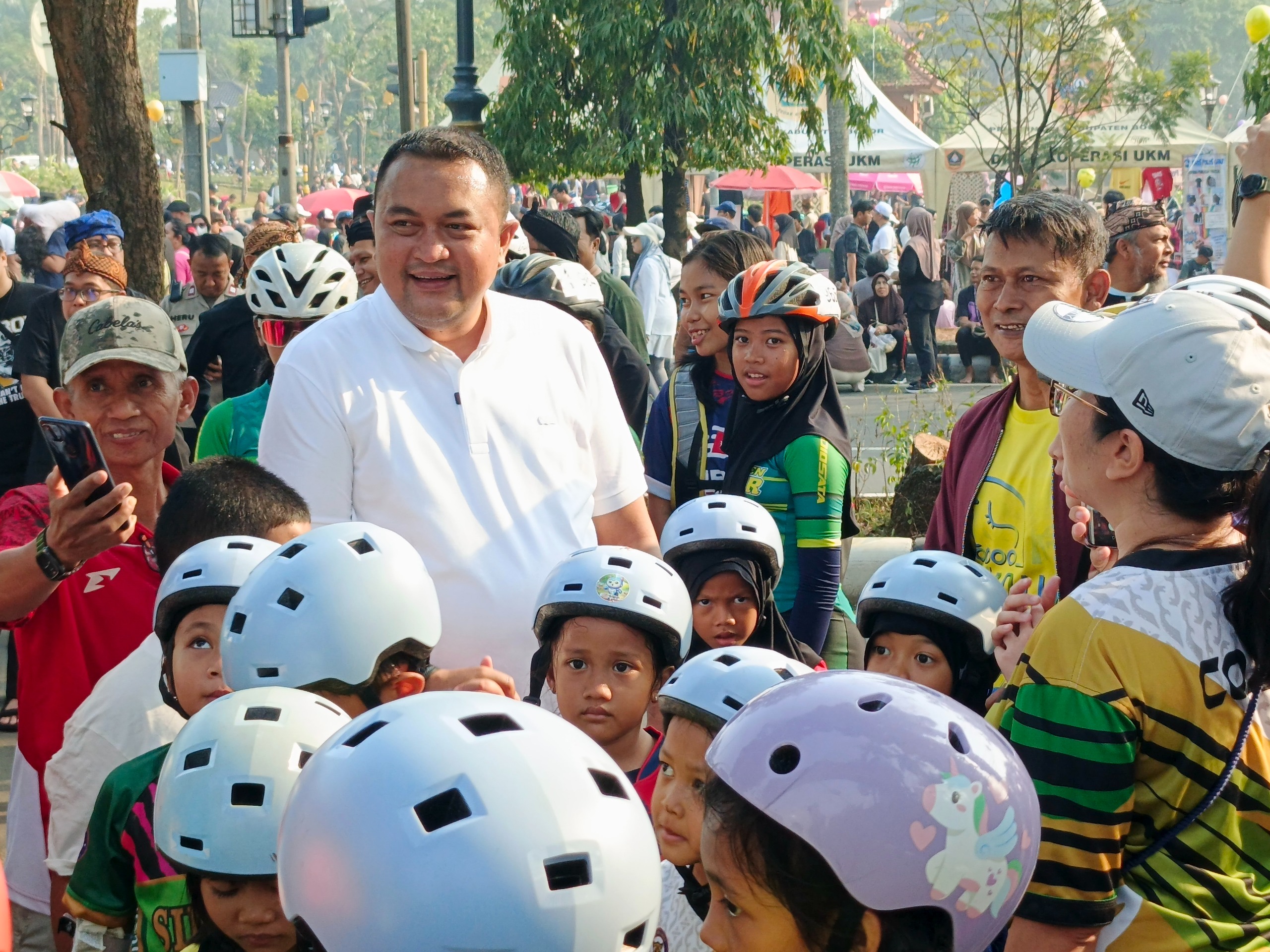Bupati Bogor, Rudy Susmanto saat menyapa anak-anak di CFD, Foto/Diskominfo Kabupaten Bogor