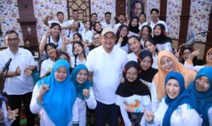 Bupati Bogor, Rudy Susmanto saat berfoto bersama anak anak di Peringatan hari Anak Nasional (HAN) 2026, Foto/Diskominfo Kabupaten Bogor