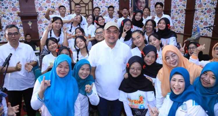 Bupati Bogor, Rudy Susmanto saat berfoto bersama anak anak di Peringatan hari Anak Nasional (HAN) 2026, Foto/Diskominfo Kabupaten Bogor