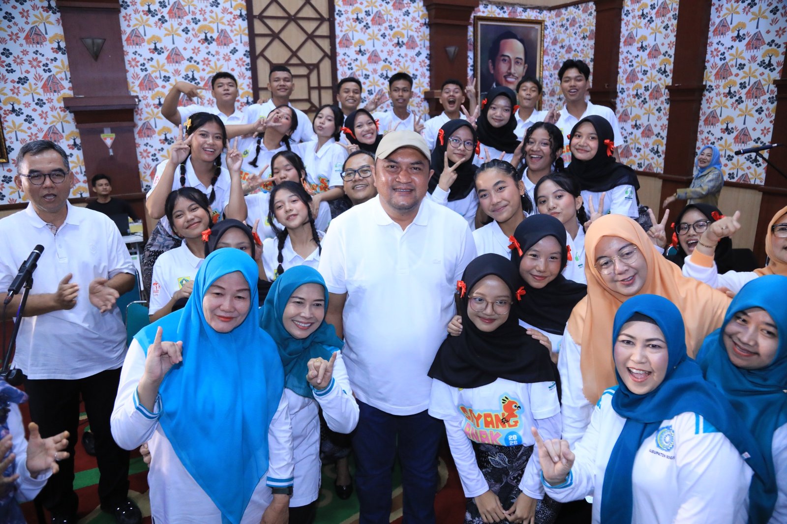Bupati Bogor, Rudy Susmanto saat berfoto bersama anak anak di Peringatan hari Anak Nasional (HAN) 2026, Foto/Diskominfo Kabupaten Bogor