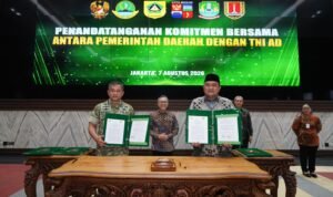 KASAD bersama Bupati Bogor, Rudy Susmanto saat melakukan Perjanjian Kerja Sama (PKS) antara Pemerintah Kabupaten Bogor dan Pemerintah Kota Bogor terkait pengelolaan sampah di PSEL Galuga, Foto/Diskomindo Kabupaten Bogor KASAD bersama Bupati Bogor, Rudy Susmanto saat melakukan Perjanjian Kerja Sama (PKS) antara Pemerintah Kabupaten Bogor dan Pemerintah Kota Bogor terkait pengelolaan sampah di PSEL Galuga, Foto/Diskomindo Kabupaten Bogor