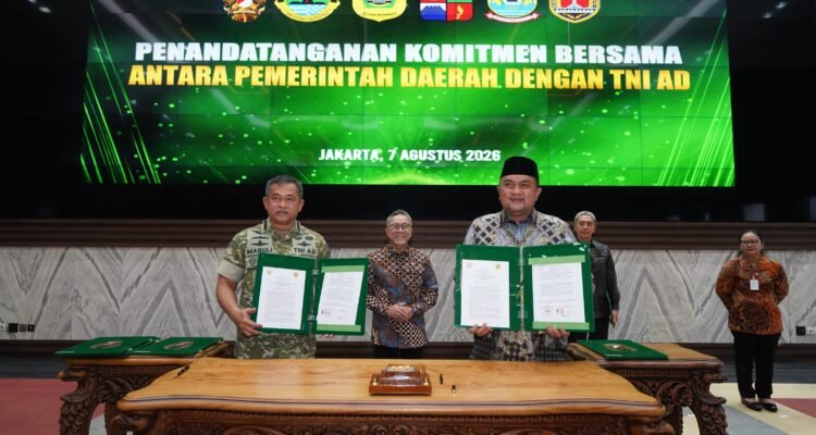 KASAD bersama Bupati Bogor, Rudy Susmanto saat melakukan Perjanjian Kerja Sama (PKS) antara Pemerintah Kabupaten Bogor dan Pemerintah Kota Bogor terkait pengelolaan sampah di PSEL Galuga, Foto/Diskomindo Kabupaten Bogor