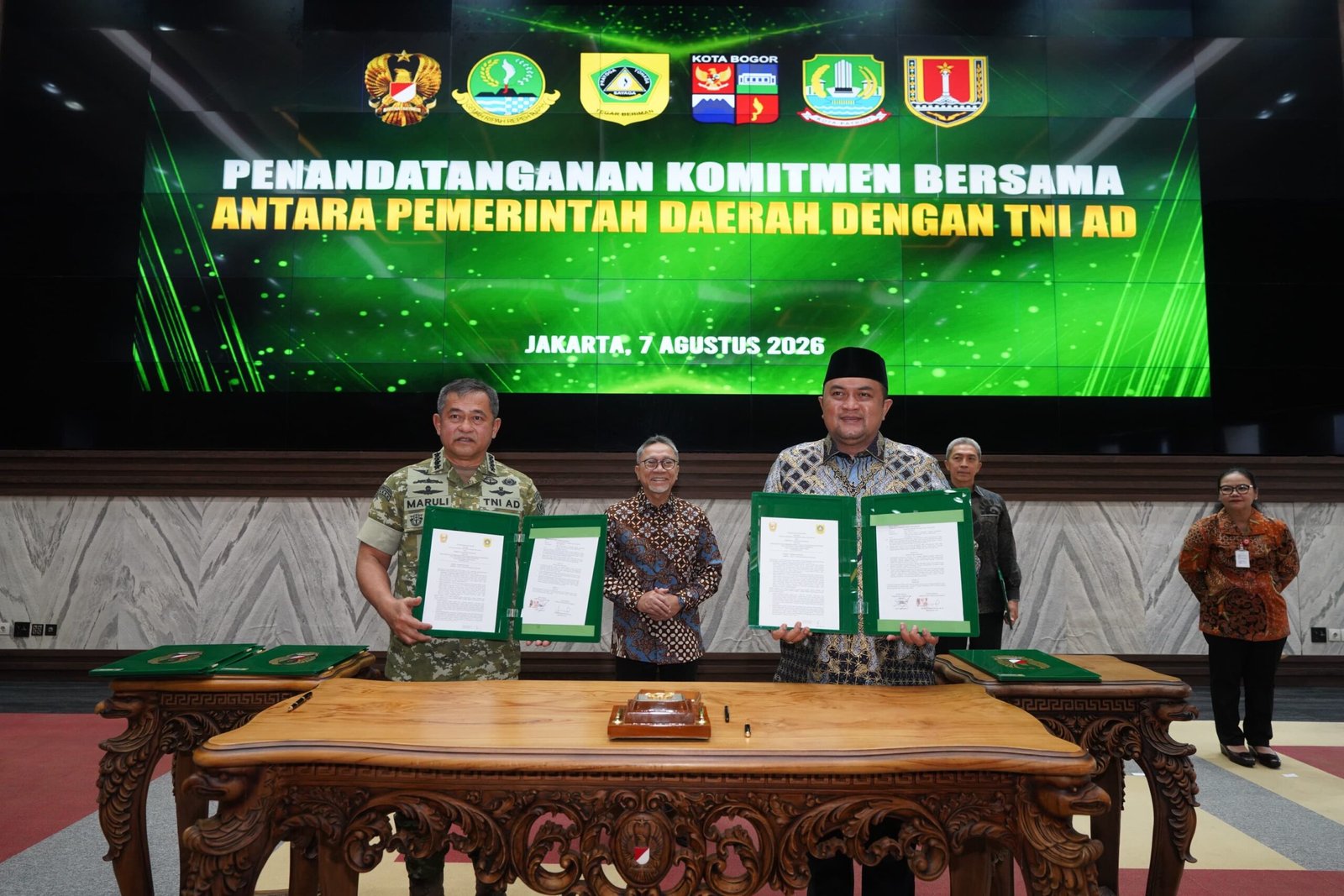KASAD bersama Bupati Bogor, Rudy Susmanto saat melakukan Perjanjian Kerja Sama (PKS) antara Pemerintah Kabupaten Bogor dan Pemerintah Kota Bogor terkait pengelolaan sampah di PSEL Galuga, Foto/Diskomindo Kabupaten Bogor