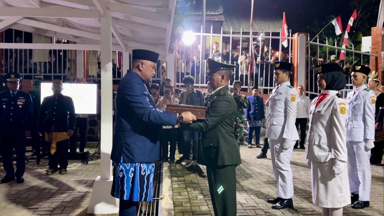 Bupati Bogor, Rudy Susmanto saat melakukan penjemputan bendera Pusaka di Malasari Nanggung Bogor, Foto/Diskominfo Kabupaten Bogor