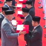 Rudy Susmanto menyerahkan Bendera Merah Putih kepada 40 kecamatan se-Kabupaten Bogor, Foto/Diskominfo Kabupaten Bogor