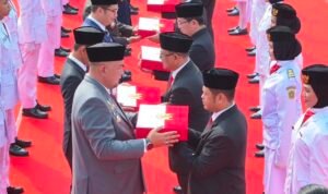 Rudy Susmanto menyerahkan Bendera Merah Putih kepada 40 kecamatan se-Kabupaten Bogor, Foto/Diskominfo Kabupaten Bogor Rudy Susmanto menyerahkan Bendera Merah Putih kepada 40 kecamatan se-Kabupaten Bogor, Foto/Diskominfo Kabupaten Bogor