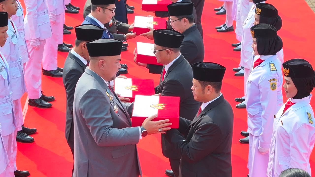 Rudy Susmanto menyerahkan Bendera Merah Putih kepada 40 kecamatan se-Kabupaten Bogor, Foto/Diskominfo Kabupaten Bogor