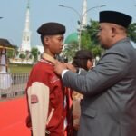 Bupati Bogor saat melekatak Pin pada peserta Jambore 2026, Foto/Diskominfo Kabupaten Bogor