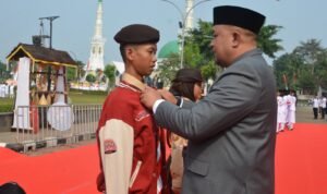 Bupati Bogor saat melekatak Pin pada peserta Jambore 2026, Foto/Diskominfo Kabupaten Bogor Bupati Bogor saat melekatak Pin pada peserta Jambore 2026, Foto/Diskominfo Kabupaten Bogor