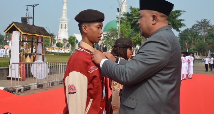 Bupati Bogor saat melekatak Pin pada peserta Jambore 2026, Foto/Diskominfo Kabupaten Bogor