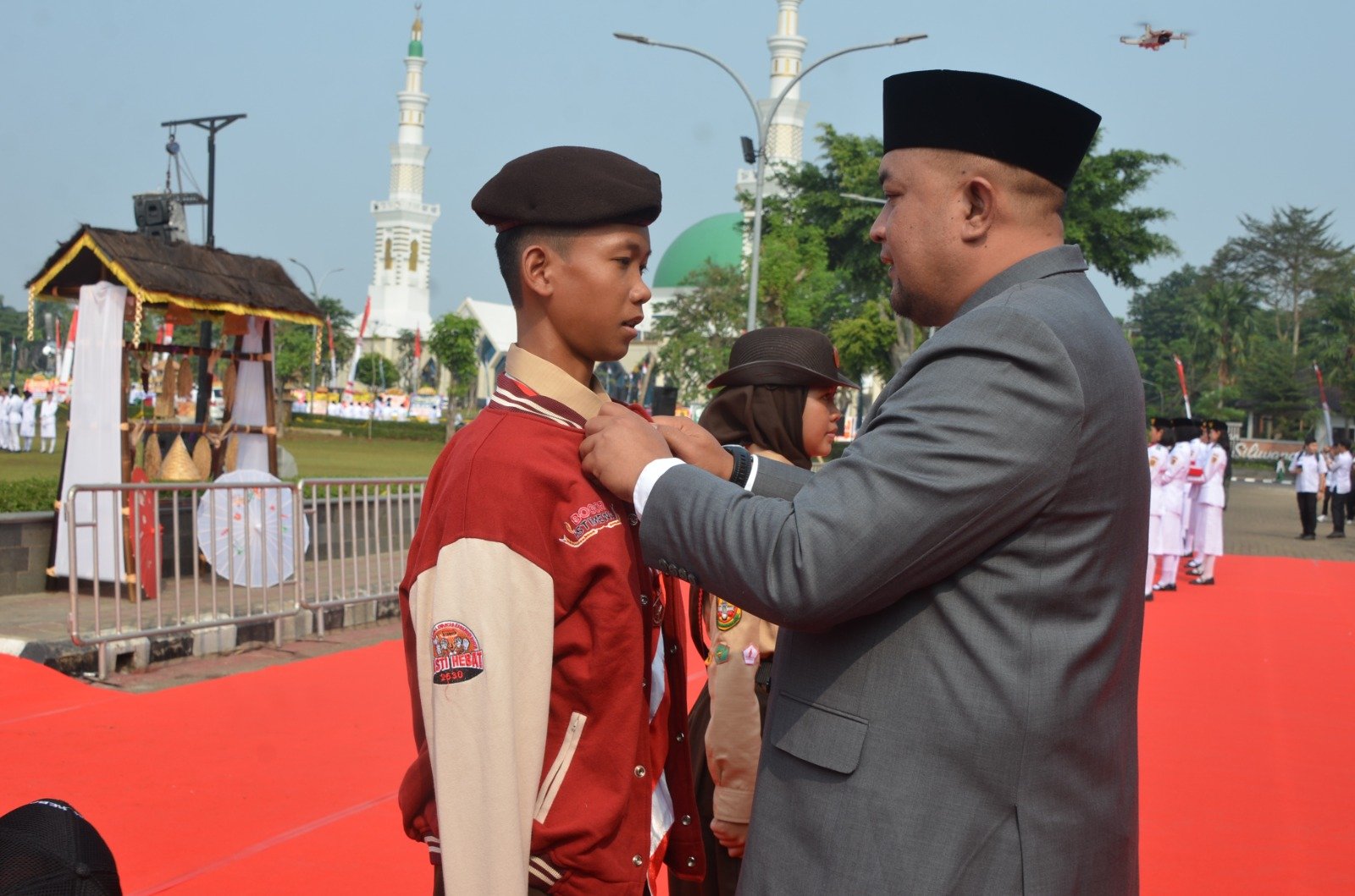 Bupati Bogor saat melekatak Pin pada peserta Jambore 2026, Foto/Diskominfo Kabupaten Bogor
