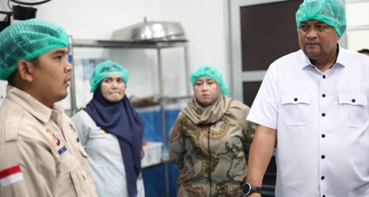 Rudy Susmanto meninjau langsung dapur Satuan Pelayanan Pemenuhan Gizi (SPPG) Kecamatan Klapanunggal Polres Bogor VI, Kabupaten Bogor, Foto/Diskominfo Kabupaten Bogor