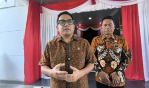 Ketua Komisi II DPR RI Muhammad Rifqinizamy Karsayuda saat memberikan penjelasan mengenai kepastian pemerintah pusat mengambil alih pembayaran gaji PPPK daerah
