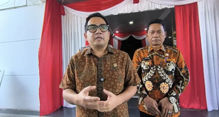 Ketua Komisi II DPR RI Muhammad Rifqinizamy Karsayuda saat memberikan penjelasan mengenai kepastian pemerintah pusat mengambil alih pembayaran gaji PPPK daerah